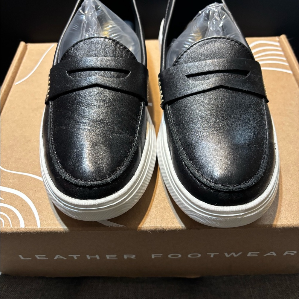 Patina Women’s Black Leather all leather Loafers/sneakers.